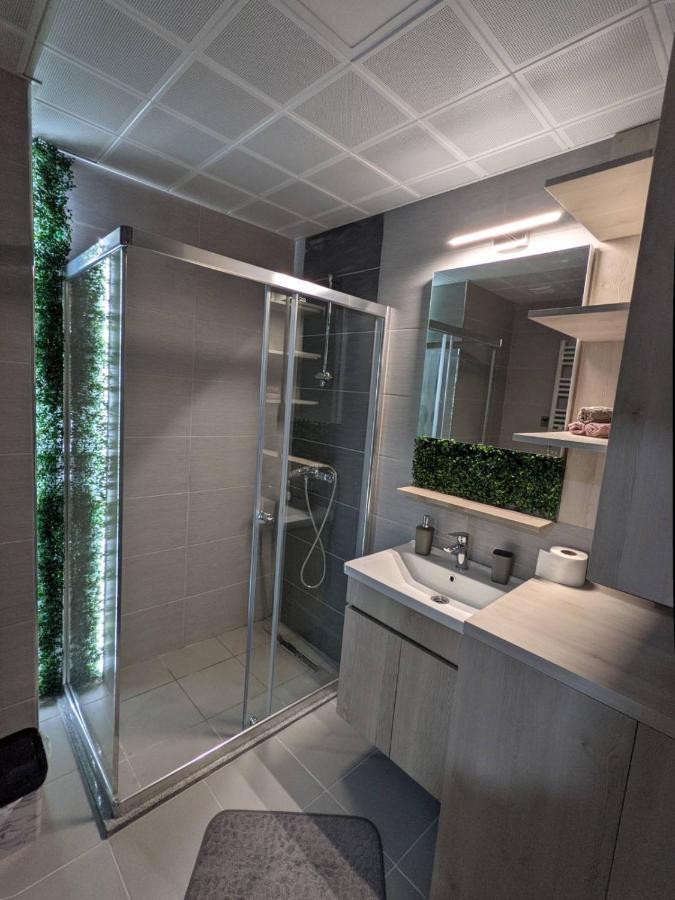 סקופיה Sky Side Luxury Condo מראה חיצוני תמונה